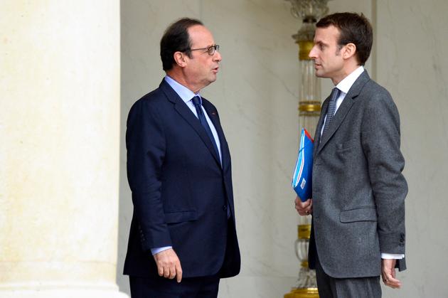 Le président de la République François Hollande avec Emmanuel Macron, alors ministre de l’économie, sur le perron de l’Elysée, le 20 novembre 2014.<br />
