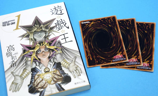 Un volume de la série de mangas « Yu-Gi-Oh ! » et les cartes à collectionner du même nom, à Tokyo, le 7 juillet 2022.