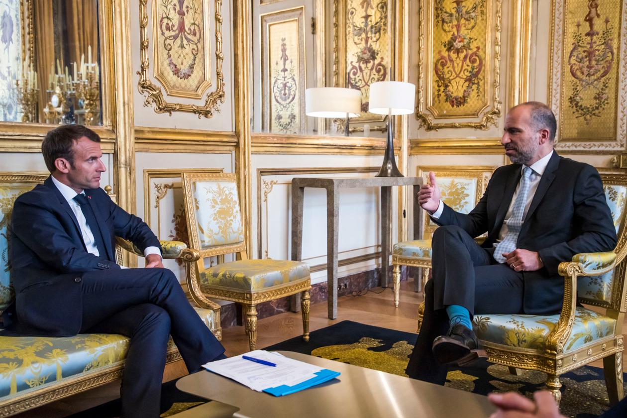 Le président de la République Emmanuel Macron rencontre l’actuel PDG d’Uber, Dara Khosrowshahi, au palais de l’Elysée, le 23 mai 2018.