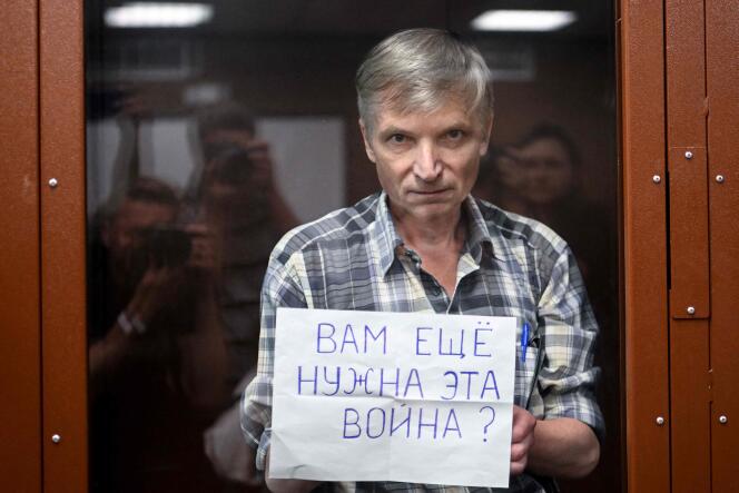 Alexei Gorinov compareció en su última audiencia, el 8 de julio, en su jaula de cristal blandiendo un cartel: “¿Todavía necesitan esta guerra?  
