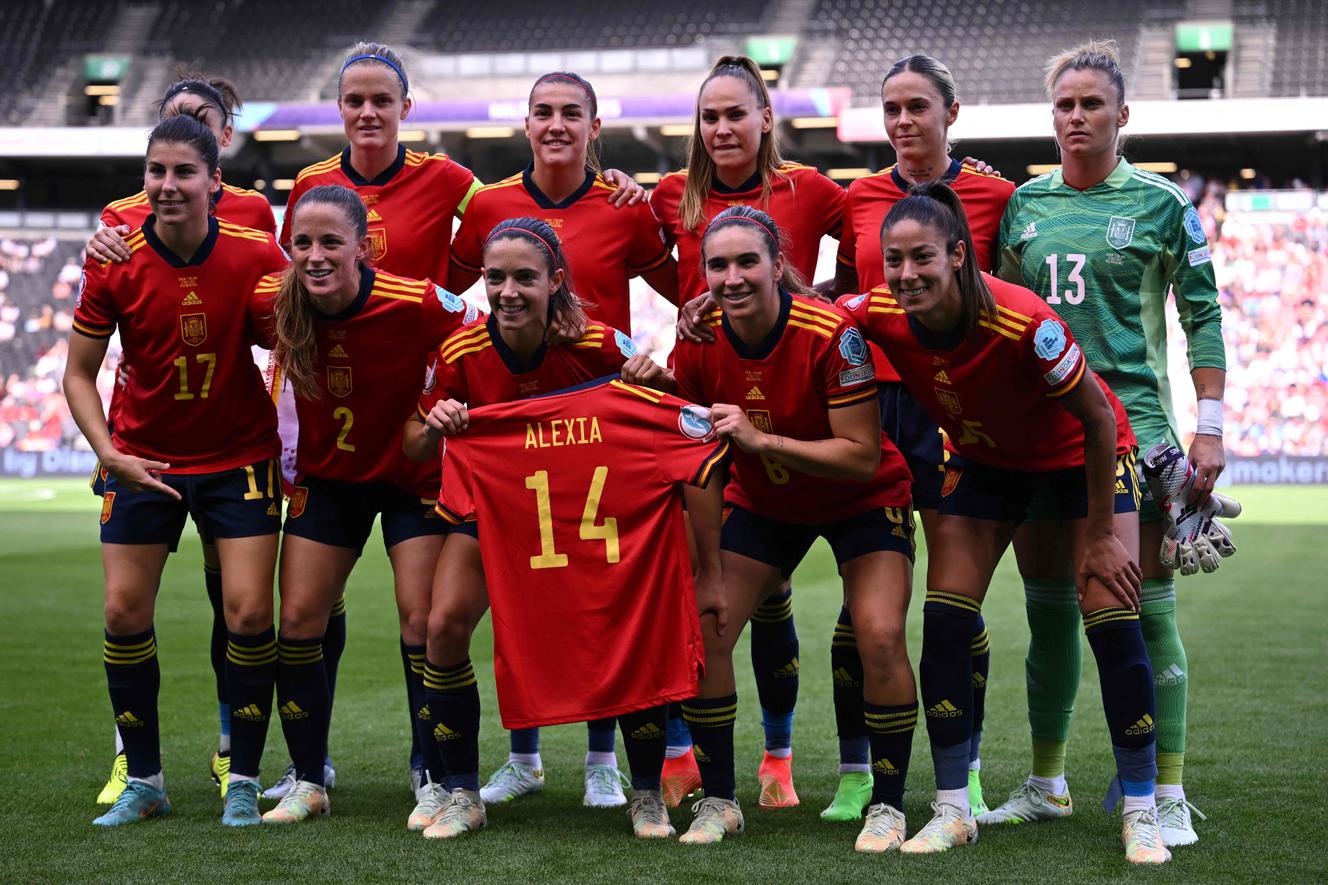 Before the victory against Finland on Friday 8 July (4-1), the Spaniards pay tribute to their teammate Alexia Putellas, who was injured before the start of the Euro 2021 Ballon d'Or.