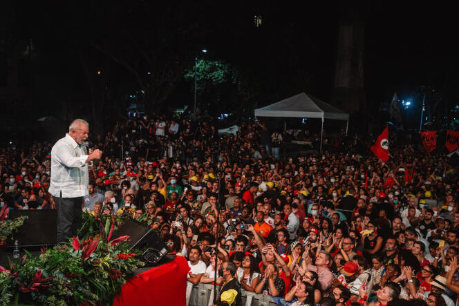 Lula s’adresse à une foule de partisans lors d’un rassemblement électoral sur la place Cinelandia au centre-ville de Rio de Janeiro, le 7 juillet 2022.