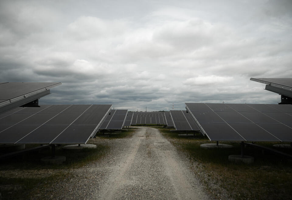 This photo shows solar panels of the Labarde solar farm in Bordeaux southwestern France on May 12, 2022. - The solar farm of 140,000 solar panels is located on a former landfill and is the largest urban solar farm in Europe. (Photo by Philippe LOPEZ / AFP)