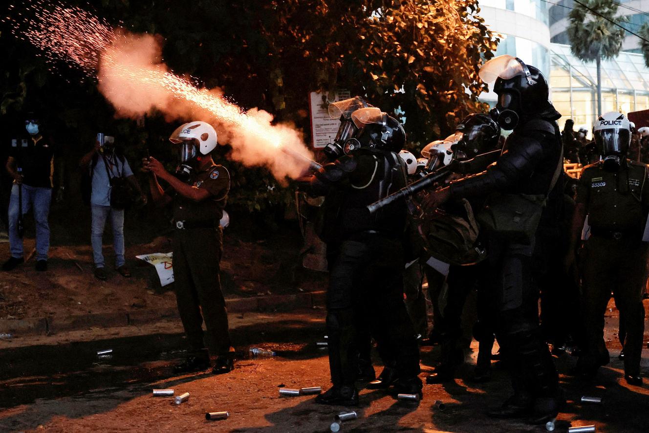 La police utilise des gaz lacrymogènes et des canons à eau pour disperser des manifestants rassemblés près de la résidence du président de la République, à Colombo, au Sri Lanka, le 8 juillet 2022.