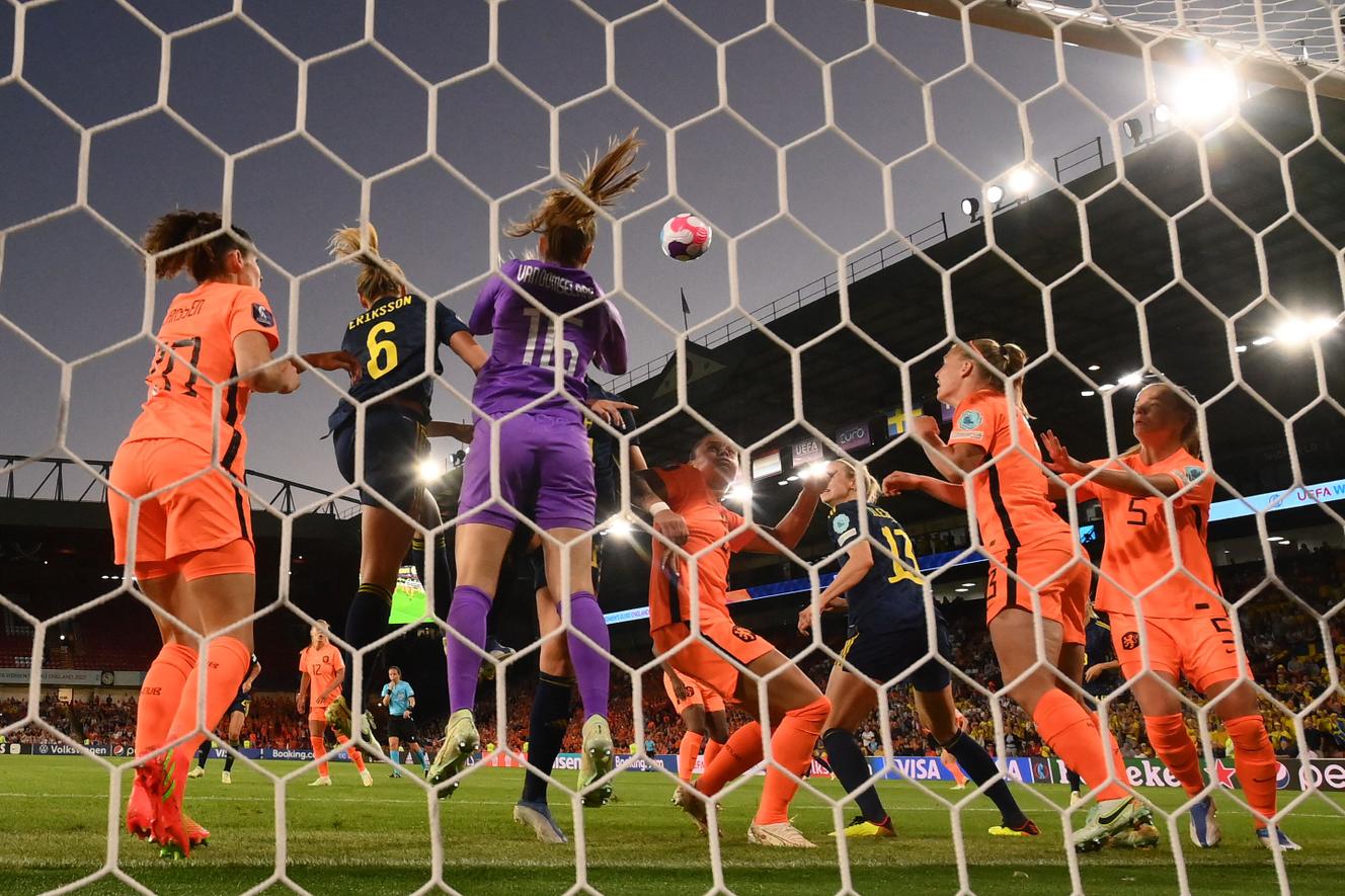 Walcz na szczycie między dwoma faworytami Euro, Holandią (pomarańczowa koszulka) i Szwecją, w Sheffield, 9 lipca 2022 r.