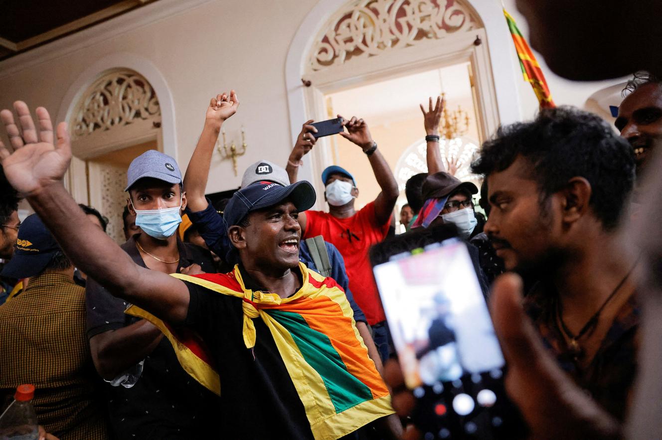 Des manifestants à l’intérieur de la résidence du président, à Colombo au Sri Lanka, le 9 juillet.