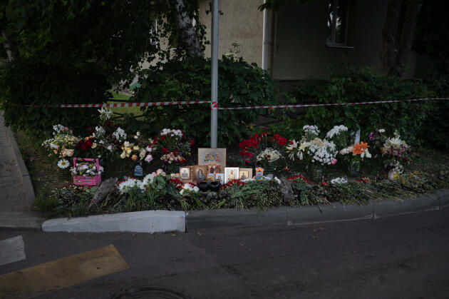 Monumento dedicado a la familia ucraniana de Kharkiv que se había refugiado en Belgorod desde el pasado mes de marzo, que murió en la explosión en la intersección de las calles Popova y Mayakovsky.  7 de julio de 2022.