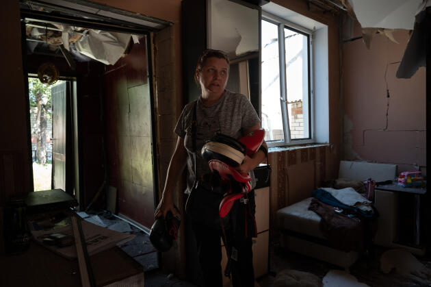 Tatiana Kaidalova, de 45 años, ayuda a sus familiares, que sufrieron la explosión, a transportar los objetos conservados de la casa en ruinas.  En Belgorod, 7 de julio de 2022.