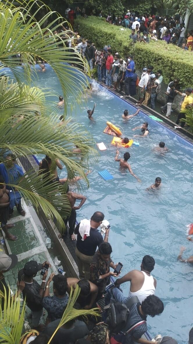Des manifestants nagent dans une piscine de la résidence officielle du président après y avoir fait irruption, à Colombo, au Sri Lanka, le 9 juillet 2022.