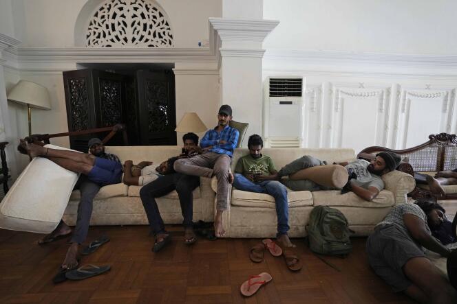 Los manifestantes descansan en sofás en la sala de estar de la residencia oficial del Primer Ministro, el domingo 10 de julio.