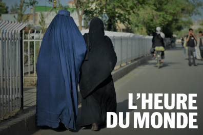 Des femmes portent une burqa (à gauche) et un niqab (à droite) dans une rue de Kaboul, le 7 mai 2022.