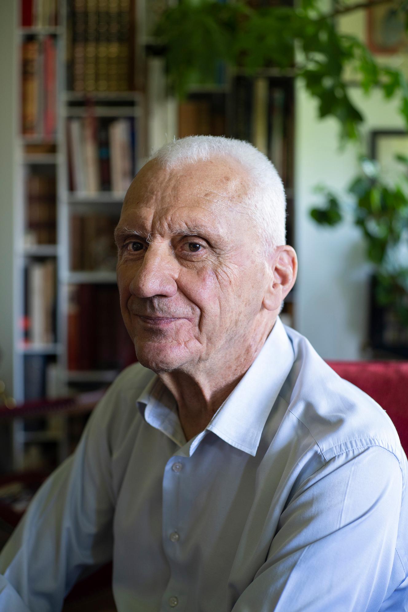 Pierre Bey, 77 ans, cancérologue à la retraite, chez lui, à Nancy, le 6 juillet 2022.