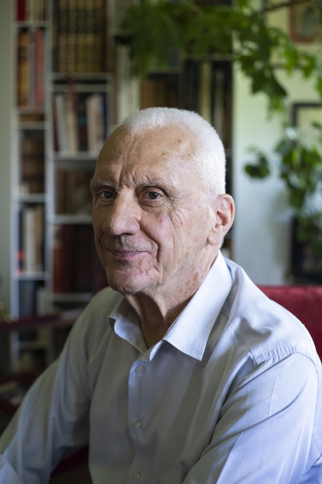Pierre Bey, 77 ans, cancérologue à la retraite, chez lui, à Nancy, le 6 juillet 2022. 