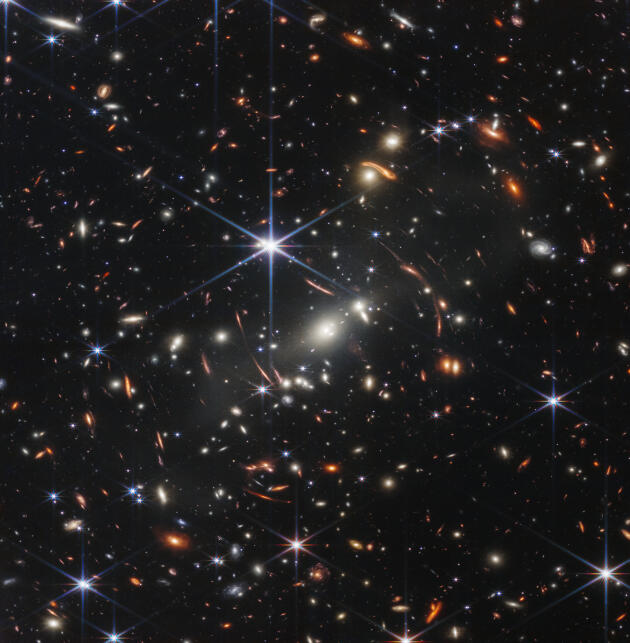Image du champ profond de l’Univers prise par le télescope James-Webb, dévoilée le 11 juillet 2022 à la Maison Blanche par le président Joe Biden. 
