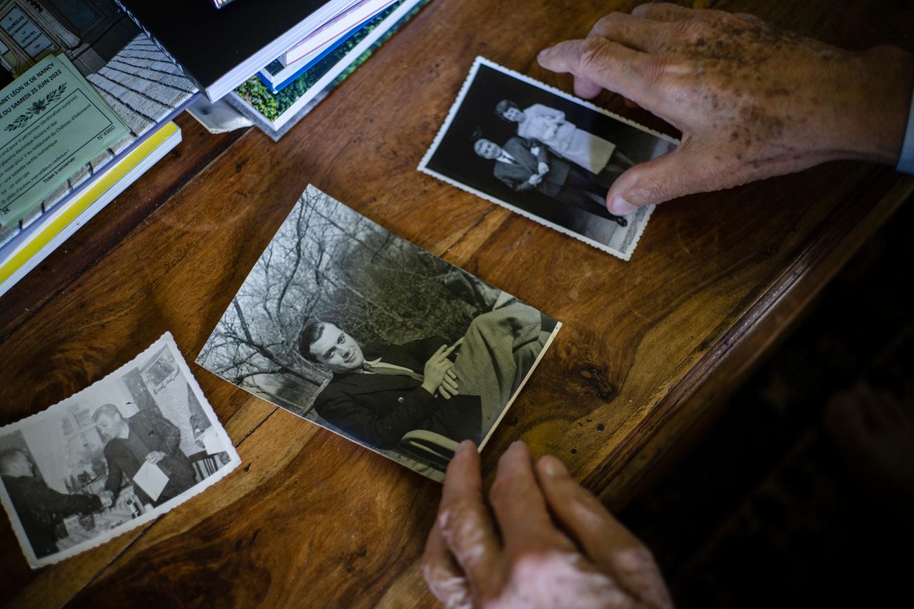 Henri Bey était médecin de campagne à Marnay, en Haute-Saône. Pierre Bey, son fils, tient des photos de famille le représentant, à Nancy, le 6 juillet 2022.