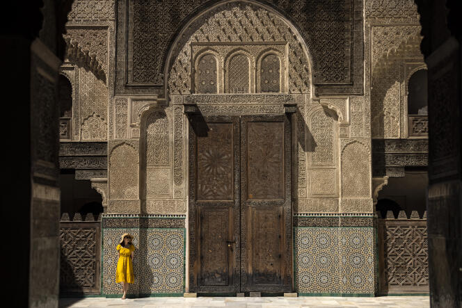 Une femme visite la médersa Bou Inania, école coranique récemment rénovée au cœur de la vieille ville médiévale de Fès, au Maroc, le 8 juin 2022.