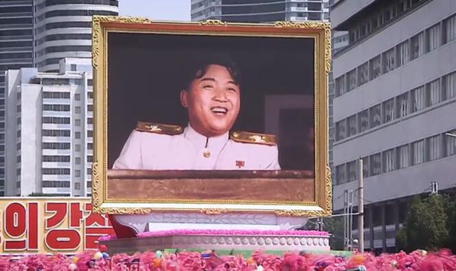 Un portrait géant de Kim Jong-un, en Corée du Nord, symbole du culte de la personnalité du dirigeant nord-coréen.