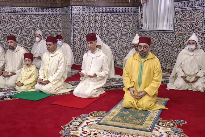 Le 10 juillet 2022, le roi du Maroc Mohammed VI (en djellaba jaune) prie lors de la première journée de la grande fête musulmane de l’Aïd el-Adha, au palais royal de Salé, près de Rabat.