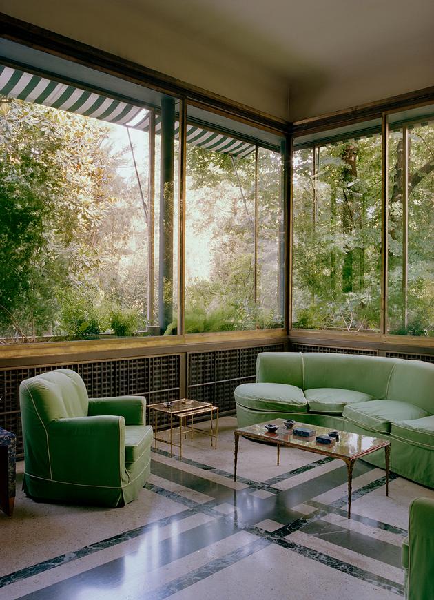 Het balkon, het middelpunt van de villa, opent royaal naar buiten en maakt gebruik van de ontworpen beveiligingsapparatuur als esthetische elementen op zich.  In Milaan, 27 juni 2022.