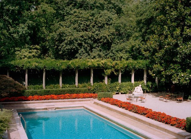 Op land gekocht van de familie Cicogna ontwierp Portaluppi een elegante tuin met een zwembad en een tennisbaan.  In Milaan, 27 juni 2022.