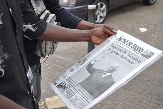 Un journal angolais annonçant la mort de l’ancien président José Eduardo dos Santos, à Luanda, le 9 juillet 2022.