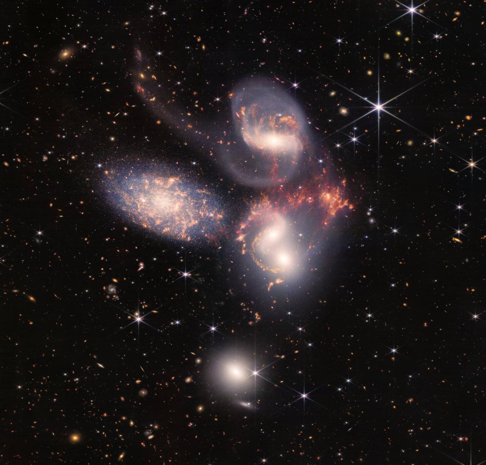 Stephen's Quintet zeigt fünf Galaxien, von denen zwei konvergieren.