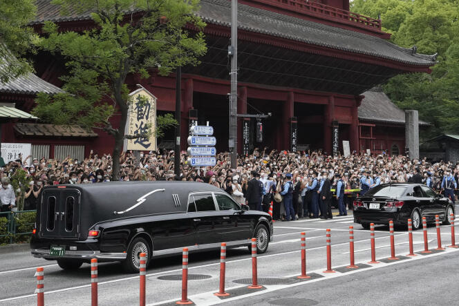 Le véhicule transportant le corps de l’ancien premier ministre japonais Shinzo Abe quitte le temple Zojo-ji après ses funérailles à Tokyo, le 12 juillet.