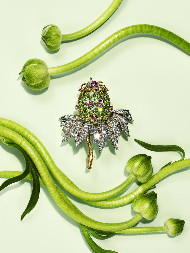 Pineapple brooch designed by Jean Schlumberger in yellow gold, platinum, diamonds, sapphires, demantoid garnets and rubellite.  Blue Book 2022 Botanica Collection by Tiffany & Co.
