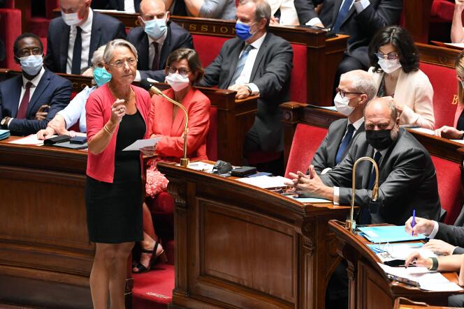 La primera ministra Elisabeth Borne responde a las preguntas de los diputados en la Asamblea Nacional el 12 de julio de 2022.