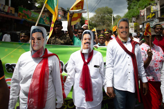 Des manifestants avec les masques des frères Rajapaksa, le 26 avril, à Penideniya, au Sri Lanka.