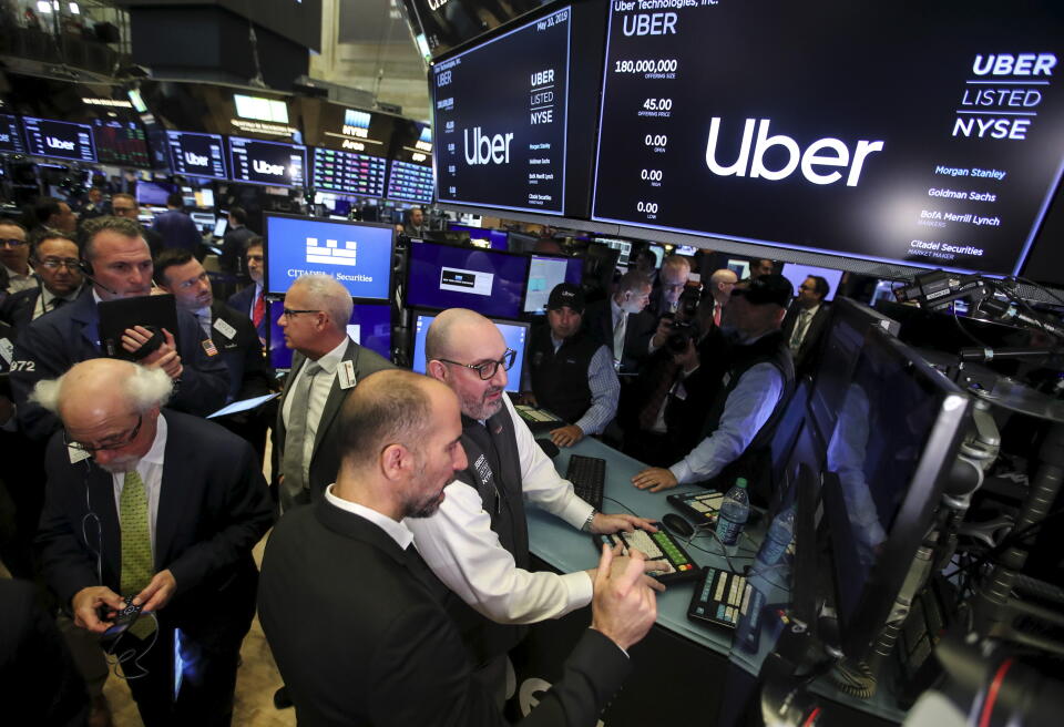 (190510) -- NEW YORK, May 10, 2019 (Xinhua) -- Uber Technologies Inc. CEO Dara Khosrowshahi (bottom) is seen at the New York Stock Exchange during the initial public offering (IPO) of Uber, in New York, the United States, May 10, 2019. U.S. ride hailing company Uber Technologies Inc. began trading on the NYSE on Friday. (Xinhua/Wang Ying)