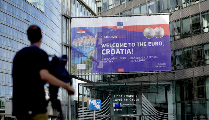 Devant le siège de l’Union européenne (UE) à Bruxelles, une bannière souhaite la bienvenue à la Croatie dans la zone euro, mardi 12 juillet 2022. L’UE a levé les derniers obstacles à l’adoption de l’euro par la Croatie.