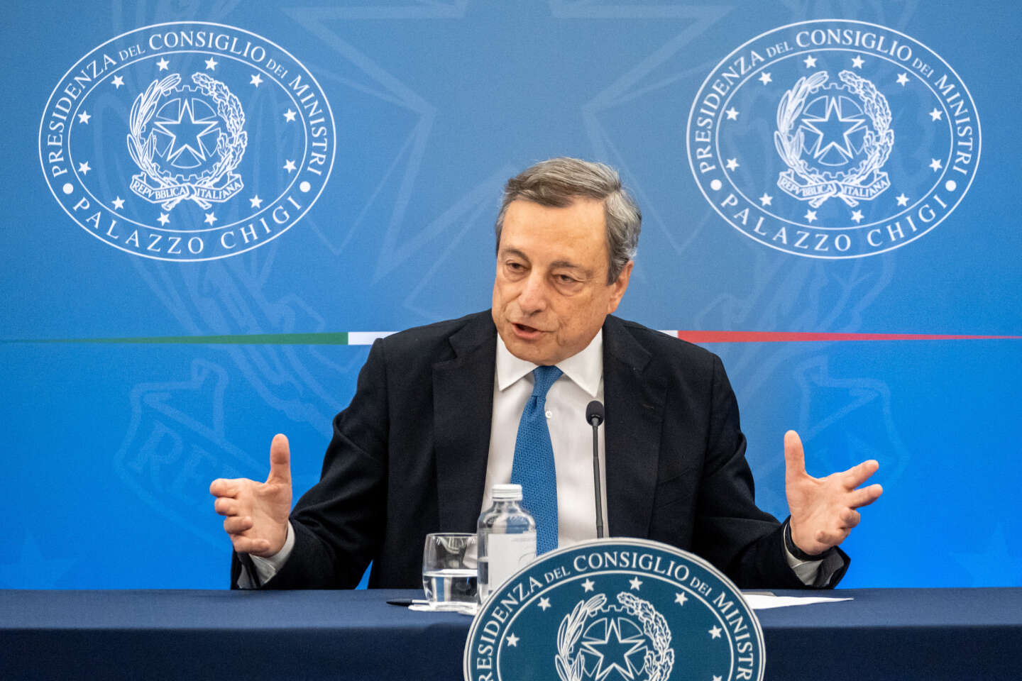 De politieke crisis suddert in Italië, nadat president Mattarella het ontslag van Mario Draghi afwijst.