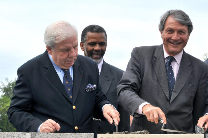 Jean-François Etienne des Rosaies (izquierda), encargado de asuntos ecuestres y equinos en el Palacio del Elíseo bajo la presidencia de Nicolas Sarkozy, durante la colocación de la primera piedra del complejo ecuestre en Deauville (Calvados), el 12 de junio de 2009. 