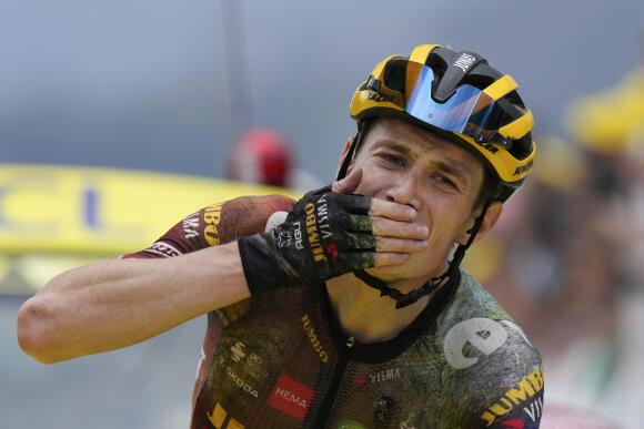 Le nouveau maillot jaune Jonas Vingegaard s’impose lors de la 11e étape du Tour de France entre Albertville et le col du Granon, le 13 juillet.