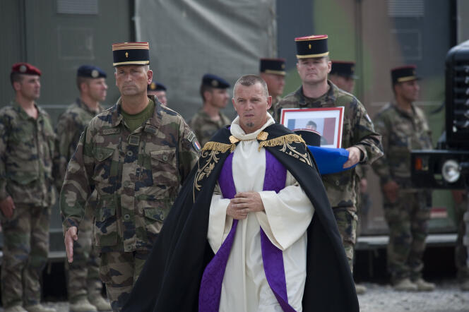 Un aumônier militaire catholique lors d’une cérémonie d’hommage à l’adjudant-chef Hervé Enaux du 35e RI, tombé à Kaboul, en 2010.