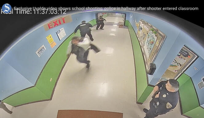 Capture d’écran tirée de la vidéo de l’intervention policière dans l’école élementaire Robb, à Uvalde (Texas), le 24 mai 2022.