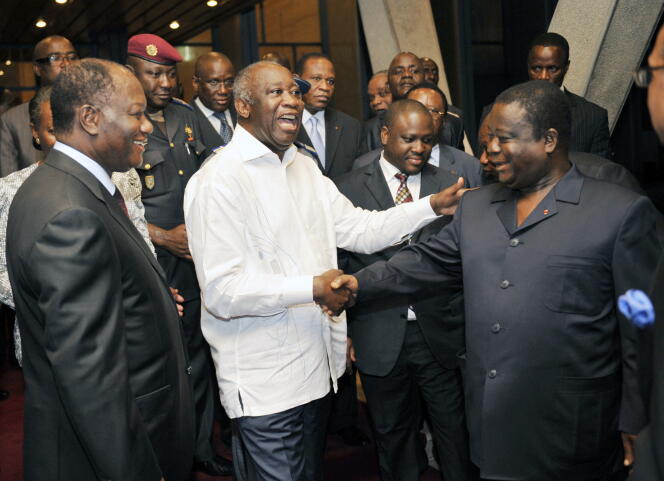 De gauche à droite : Alassane Ouattara, Laurent Gbagbo et Henri Konan Bédidé, à Abidjan, le 30 juin 2010.