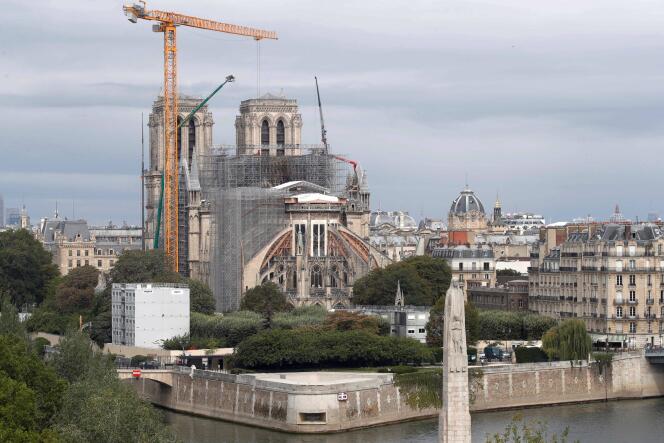 Los trabajadores retiran los elementos dañados del techo de la catedral de Notre-Dame el 14 de julio de 2020. 