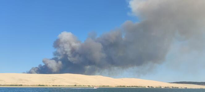 Una columna de humo se eleva detrás de la duna de Pilat, en Gironda, el martes 12 de julio de 2022. 