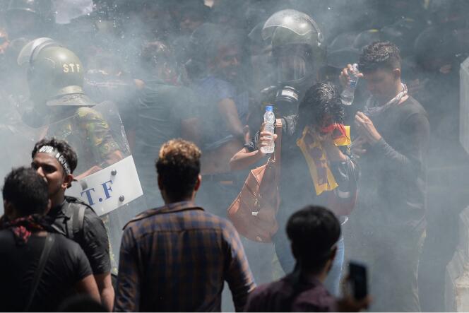 Des soldats utilisent des gaz lacrymogènes pour disperser la foule lors d’une manifestation antigouvernementale devant le bureau du premier ministre du Sri Lanka à Colombo, le 13 juillet 2022.