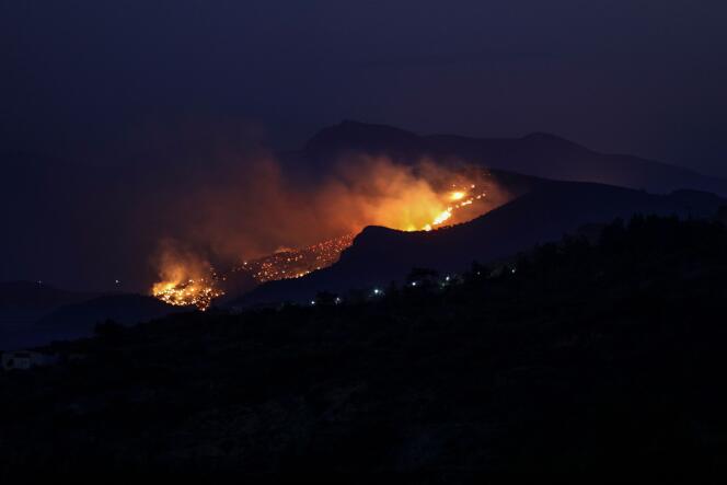 Un feu de forêt a fait rage sur le flanc d’une montagne sur l’île de Samos, en Grèce, le 13 juillet 2022.