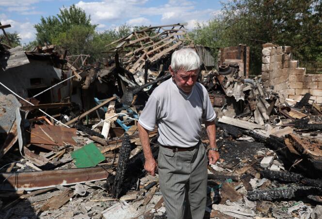 Un homme de 79 ans, à côté de ce qui reste de sa maison, détruite par un bombardement russe, à Bakhmout, dans la région de Donetsk. Le 13 juillet 2022.