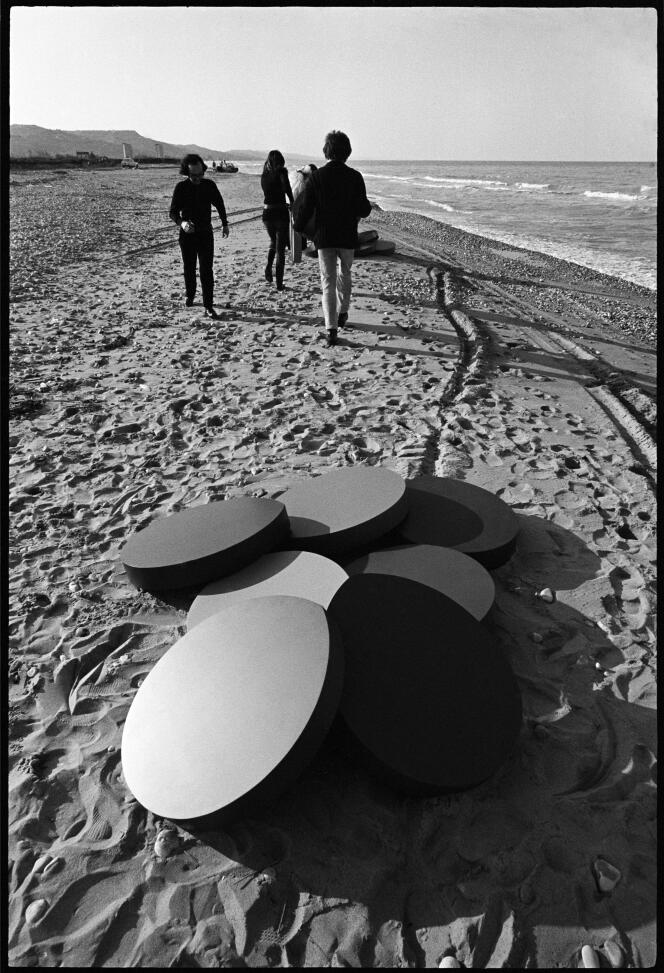 Ettore Spalletti, azione sulla spiaggia di Pescara con l'opera “Foglie” (1970), 29 marzo 1970 (con Ettore Spalletti, Franco Summa, Patrizia Agresti, Piera Crovetti).  Courtesy Studio Ettore Spalletti, Moscufo.