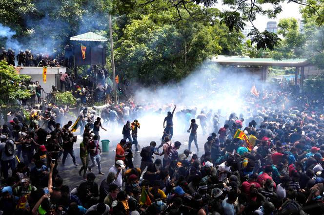 Los manifestantes toman el perímetro donde se encuentran las oficinas del primer ministro Ranil Wickremesinga en Colombo, la capital económica de Sri Lanka, el 13 de julio de 2022.