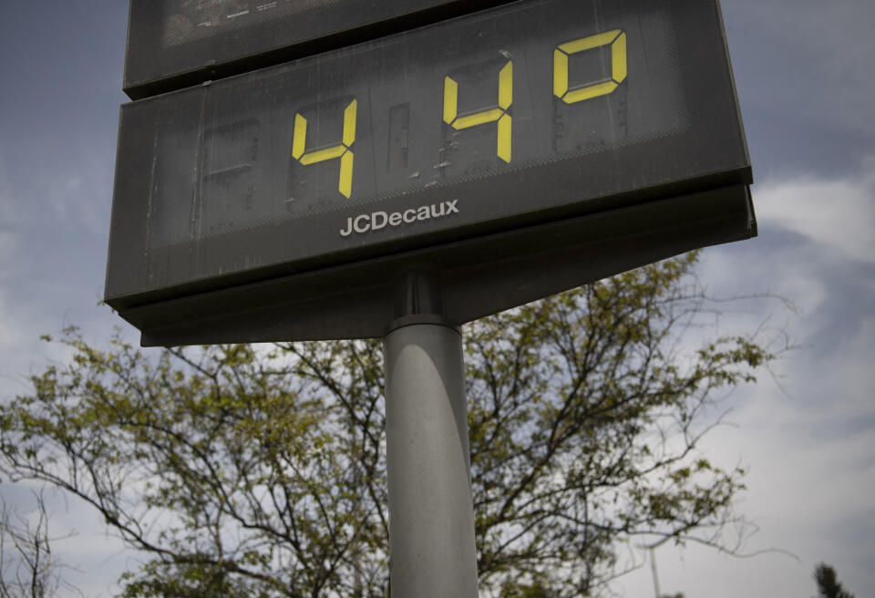 This photograph shows a street thermometer reading 44 degrees Celsius during a heatwave in Seville on July 12, 2022. - Firefighters battled wildfires in Spain and Portugal as Western Europe faced its second heatwave in less than a month which threatened glaciers in the Alps and worsened drought conditions. The mass of hot air which pushed temperatures above 40 degrees Celsius (104 Fahrenheit) in large parts of the Iberian Peninsula was set to spread to the north and east in the coming days. (Photo by JORGE GUERRERO / AFP)