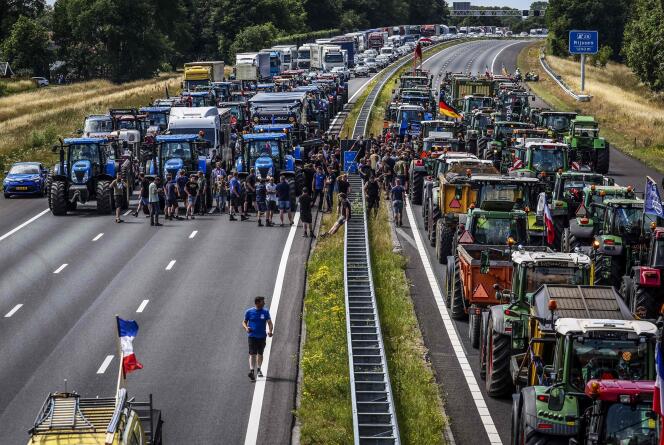 Des agriculteurs participent à un blocus sur l’autoroute A1 près de Rijssen, aux Pays-Bas, le 29 juin 2022. 