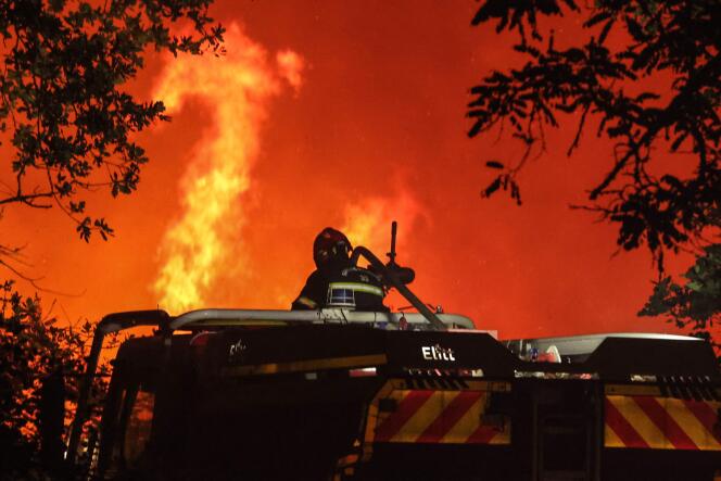 Favorecidos por la ola de calor, dos incendios en marcha desde la tarde del martes en Gironda ya han arrasado cerca de 1.700 hectáreas de pinos