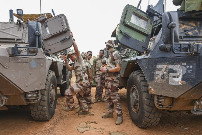 Des légionnaires du deuxième régiment étranger d’infanterie inspectent des véhicules blindés, au Niger, le 29 juin 2022. 