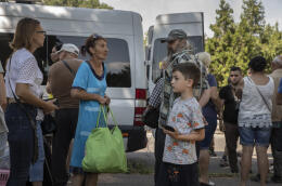 Sloviansk, Ukraine, le 8 juillet 2022 Une soixantaine d’habitants qui désirent quitter la ville devant la mairie pour être évacués par les bus de La Croix Rouge Ukrainienne. Photo Laurent van der Stockt pour Le Monde